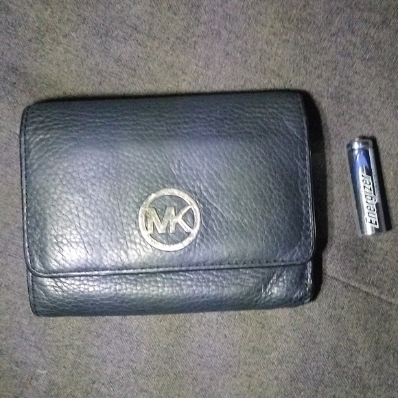 Vintage Michael Kors black leather wallet - Picture 2 of 5